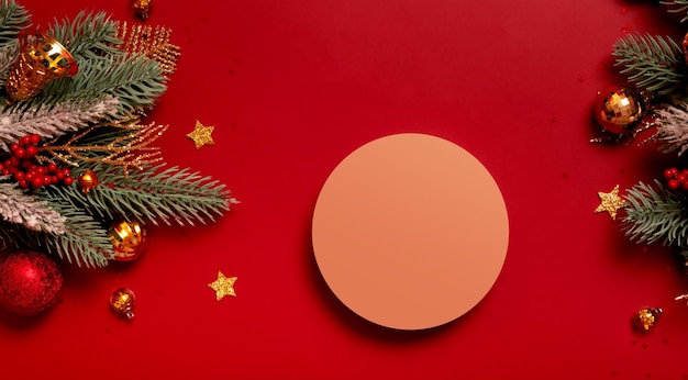 Mock-up-Podium oder Sockel für Hautpflege-Schönheitsprodukte und Weihnachtsdekorationen Draufsicht auf rotem Hintergrund