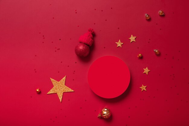 Mock-up-Podium oder Sockel für Hautpflege-Schönheitsprodukte und Weihnachtsdekorationen Draufsicht auf rotem Hintergrund