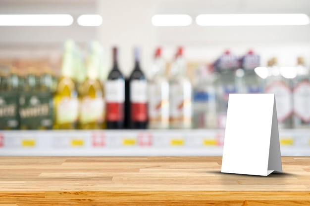 Mock-up-Rahmenplakate Mustervorlage bildet Hintergrund leerer Menürahmen auf dem Tisch Flaschen für alkoholische Getränke im Sortimentsshop