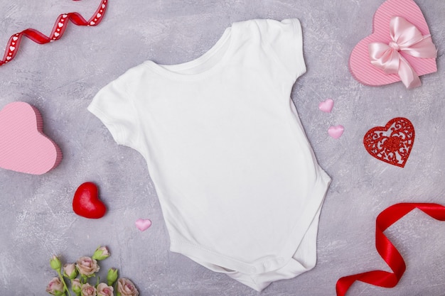 Foto mock up de ropa infantil plana con decoración para el día de san valentín para logotipos y textos