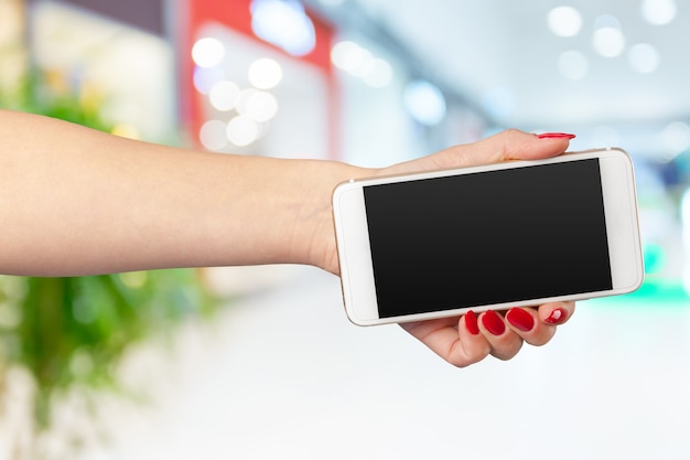Mock up smartphone com tela em branco nas mãos de mulher