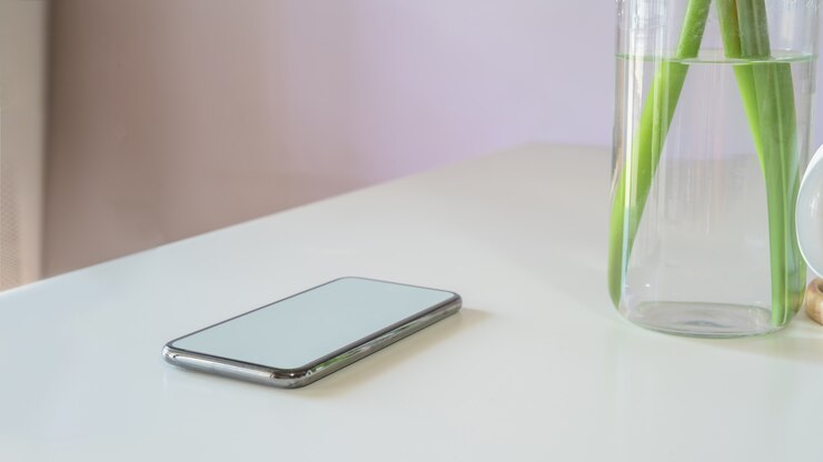 Foto mock up smartphone móvel na mesa