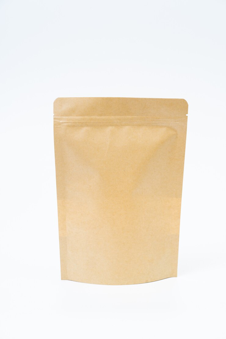 Mock-up-Snack-Papiertüte auf weißem Raum