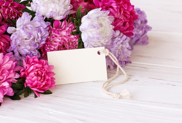 Mock up tag e cartão de saudação de flores cor de rosa