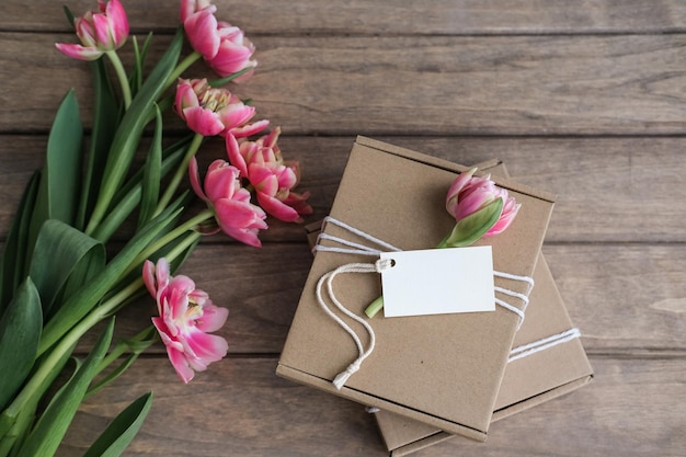 Mock-up-Tag und Kraft-Geschenkboxen mit Blumen verziert Geschenkverpackungsidee