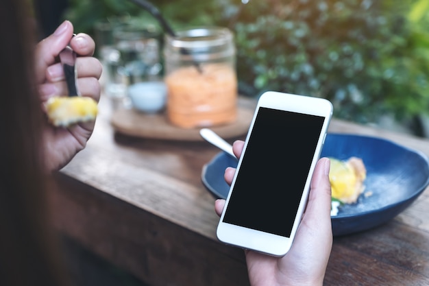 Mock-up-Telefon mit Essen