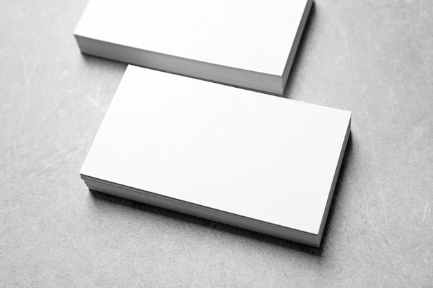 Mock-up von Visitenkarten auf grauem Hintergrund