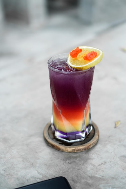 Mocktail de uva e laranja com fundo de bebidas de doces de geléia