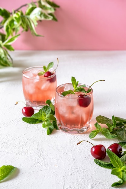 Mocktail con jarabe rosa y cereza endulzada