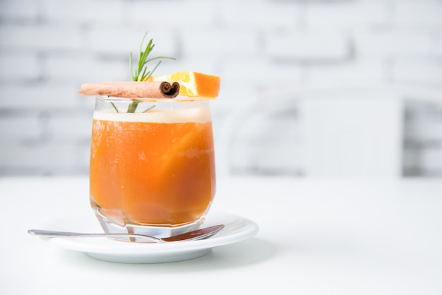 Foto mocktail de refresco de menta naranja con naranja fresca. foco suave de bebida fresca de cóctel sin alcohol en la cafetería vintage. bebida tradicional de verano