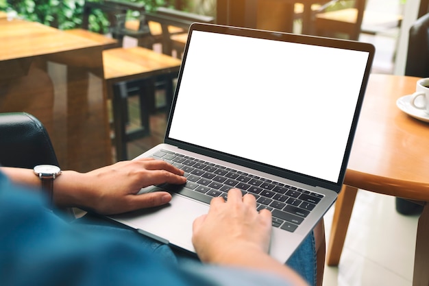 Mockup-Bild einer Frau, die Laptop-Tastatur mit leerem weißem Desktop-Bildschirm verwendet und tippt