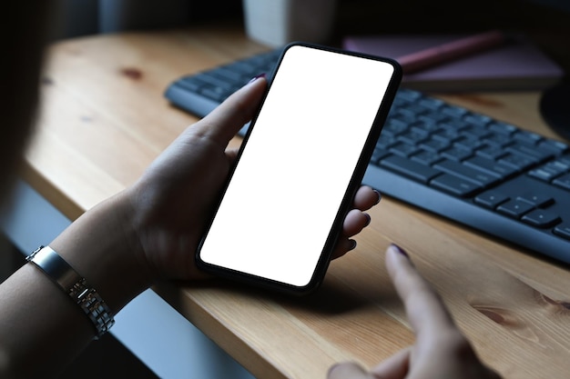 Mockup-Bild einer weiblichen Hand, die ein Mart-Telefon mit leerem Bildschirm für Ihre Textnachricht oder Informationsinhalte hält