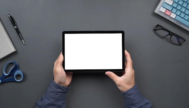Foto mockup-bild von händen mit schwarzem tablet-pc mit leerem weiß