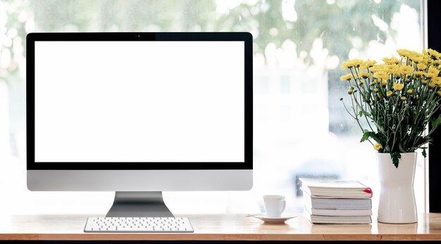 Mockup-Bildschirm mit leerem Bildschirm und Tastatur auf dem Zählertisch im Co-Workspace.