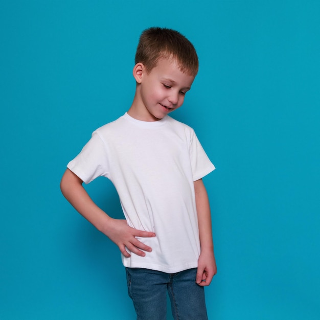 Mockup camiseta blanca niño europeo sobre un fondo azul