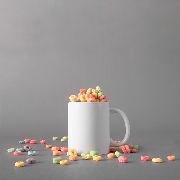 Foto mockup de cereales coloridos en taza