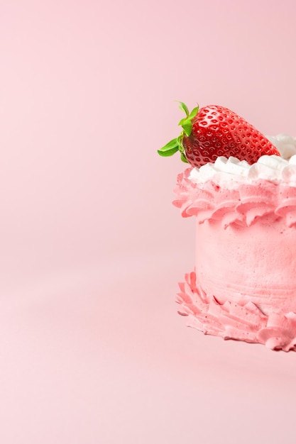 Mockup com bolo com morango em fundo rosa Conceito minimalista