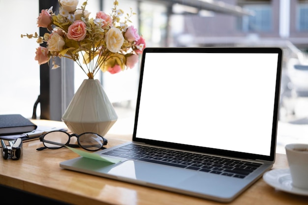 Mockup computer laptop brille kaffeetasse und blumentopf auf holztisch
