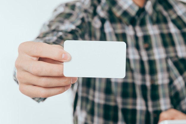 Mockup de cartão de visita: jovem mostrando ou dando cartão de visita em branco