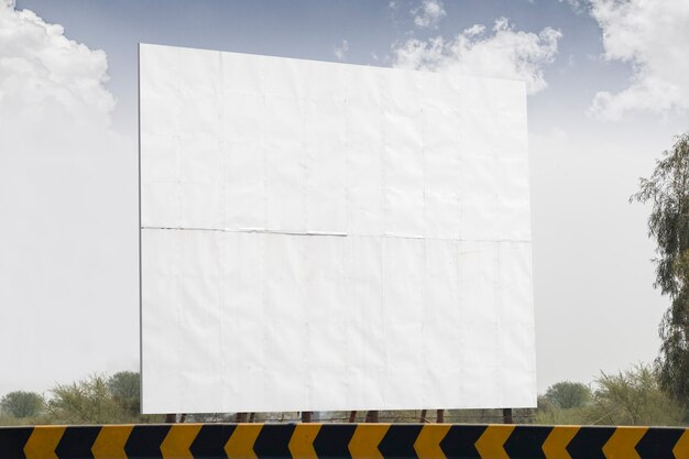 Mockup de outdoor Uma tabuleta de tamanho grande na estrada para propaganda ao ar livre