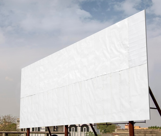 Foto mockup de outdoor uma tabuleta de tamanho grande na estrada para propaganda ao ar livre