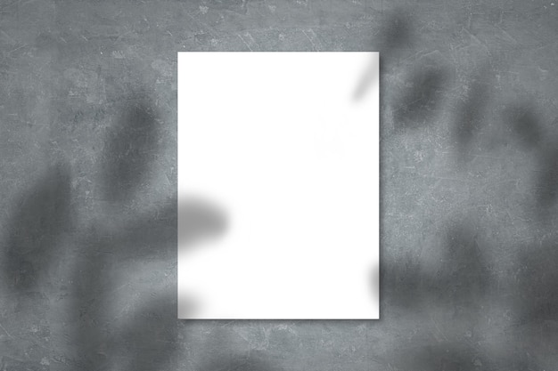 Mockup de papel branco exibido na parede de concreto com folhas de sobreposição de sombras realistas em fundo bege, banner para marketing promocional, plano de fundo para design criativo estético