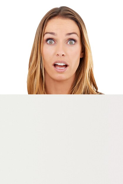 Foto mockup de sinal em branco e retrato de mulher em choque para promoção de negócio ou notícias felizes no estúdio wow oferta e garota com informações de anúncio de cartaz ou assine espaço em cartão em fundo branco