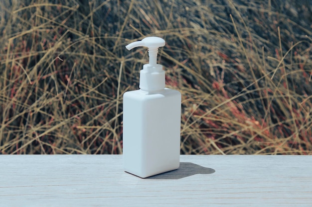 Mockup des Produkts medizinische Hautpflegeflasche Kosmetiktube mit Schönheits-Make-up-Gesichtsbehandlungsreiniger-Gesichtsschaum