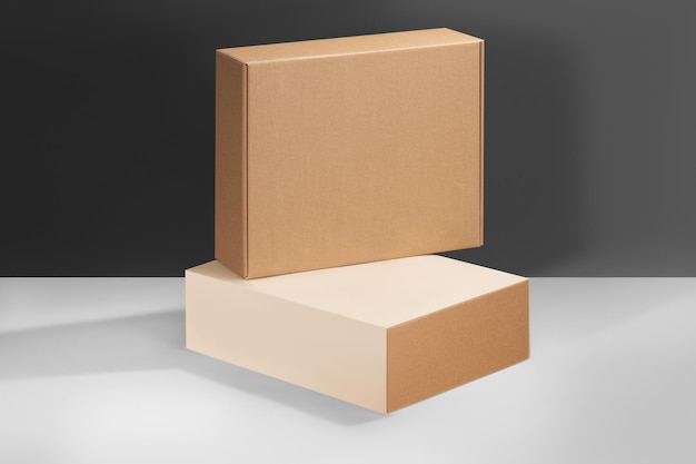 Mockup einer Verpackungsbox aus kraftbraunem Karton ohne Logo