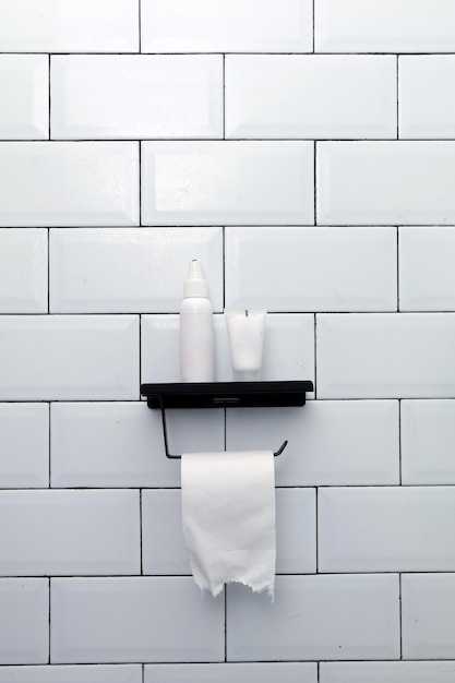 Mockup-Flaschenrohr für Ihre Hautpflegemarken in einem weißen, modernen Badezimmer