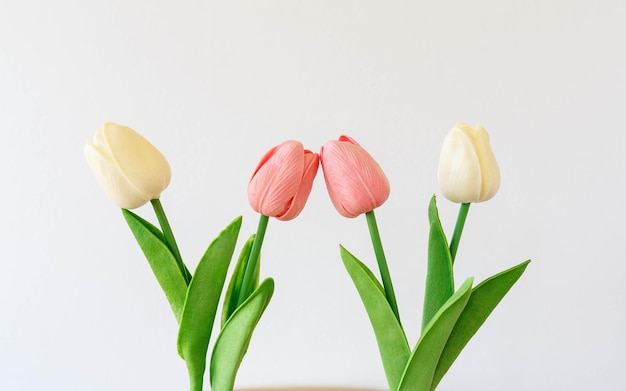 Mockup de flores de tulipanes sobre un fondo blanco