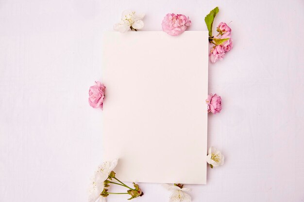 Foto mockup für weibliche schreibwarenkarten mit frühlingsweißen und rosa blumen romantische hochzeits-geburtstagseinladung muttertag-mockup-kartenkonzept kopierraum top-ansicht