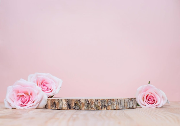 Mockup Holzpodium oder Produktbühne mit rosa Rosen auf pastellfarbenem Hintergrund