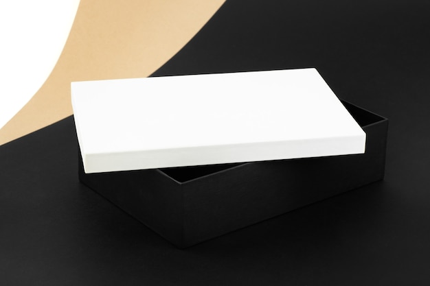 Mockup im minimalistischen Stil einer großen schwarzen Box mit weißem Deckel