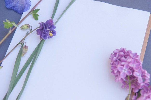 Mockup de lista blanca con flores violetas