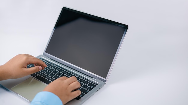 Mockup pantalla en blanco Análisis de concepto Inversión de desarrollo de crecimiento Mercado de valores Estrategia plan de mercado Fluctuación de las acciones Dedos de hombre de negocios escribiendo pantalla en blanco computadora portátil en la oficina