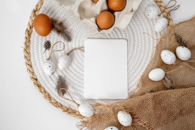 Mockup de pascua con huevos tradicionales y decoración de sacos