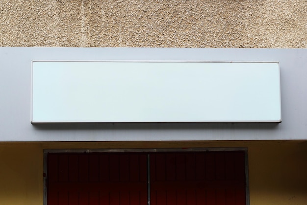 Mockup de un restaurante o tienda blanco en blanco con un gran cartel en una plantilla de fachada de la tienda