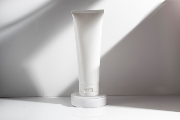 Mockup-Röhrenflasche für Hautpflege-Kosmetikprodukt-Branding-Serum-Dropper-Creme-Lotion-Behandlung mit natürlicher Blume