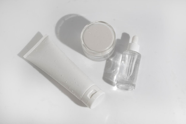 Mockup-Röhrenflasche für Hautpflegekosmetik mit Wasserspritzer-Produkt-Branding-Serum-Dropper-Creme-Lotion-Behandlung