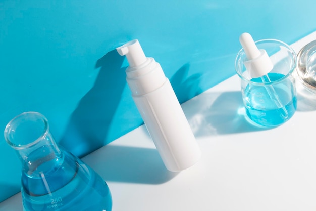 Mockup-Röhrenflasche für Hautpflegekosmetik Sommer-Sonnenschutzprodukt-Branding-Creme-Lotion-Behandlung im Wissenschaftslabor
