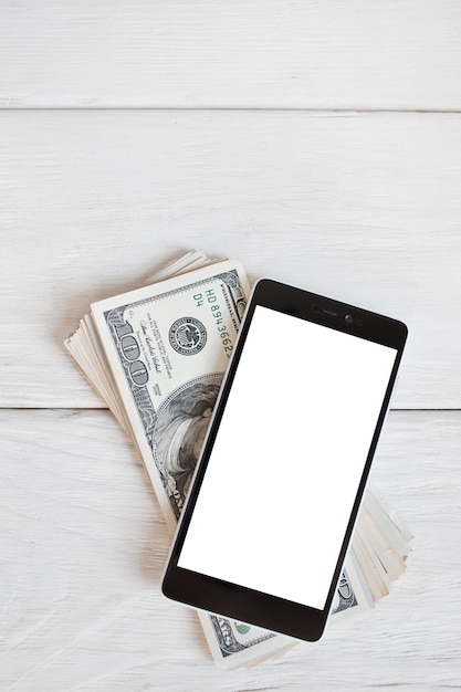 Mockup de smartphone y billetes de cien dólares