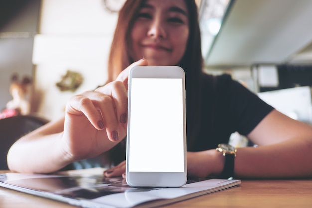 Mockup Smartphone mit Menschen Hand am Meer