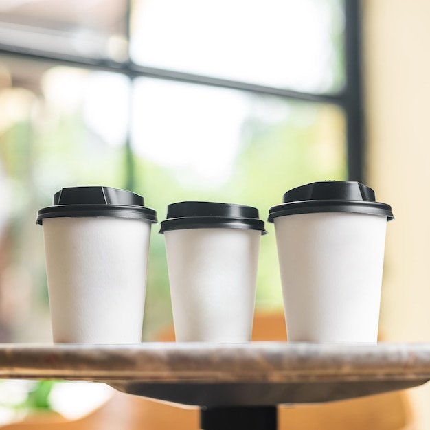 Foto mockup take away taza de café espacio de copia en blanco vacío para el diseño tazas de café de papel sobre fondo de mesa de piedra gris