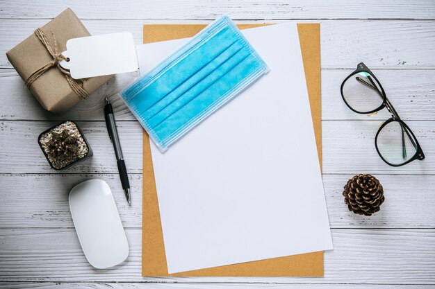 Foto mockup de tarjeta con tarjeta de invitación con tienda de regalos en fondo blanco