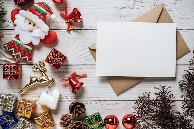 Foto mockup de tarjeta con tarjeta de invitación con tienda de regalos en fondo blanco