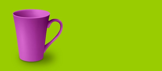 Mockup de taza en blanco aislado en renderización 3D coloreada espacio de copia añadido para el texto adecuado para su proyecto de diseño