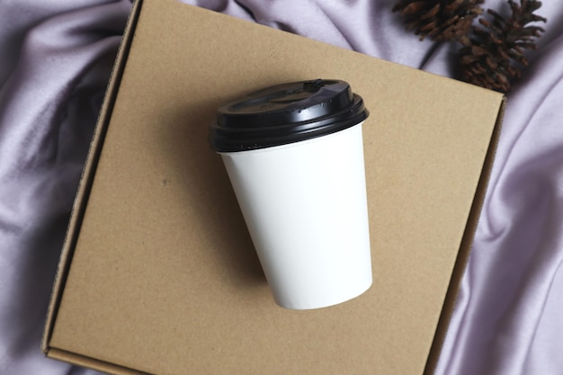 Mockup de taza con fondo de caja Foto gratis