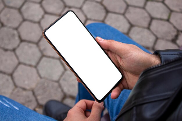 Mockup-Telefon. Hand, die Smartphone im Freien hält.