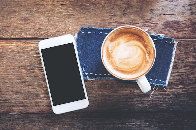 Mockup-Telefon mit Kaffeetasse